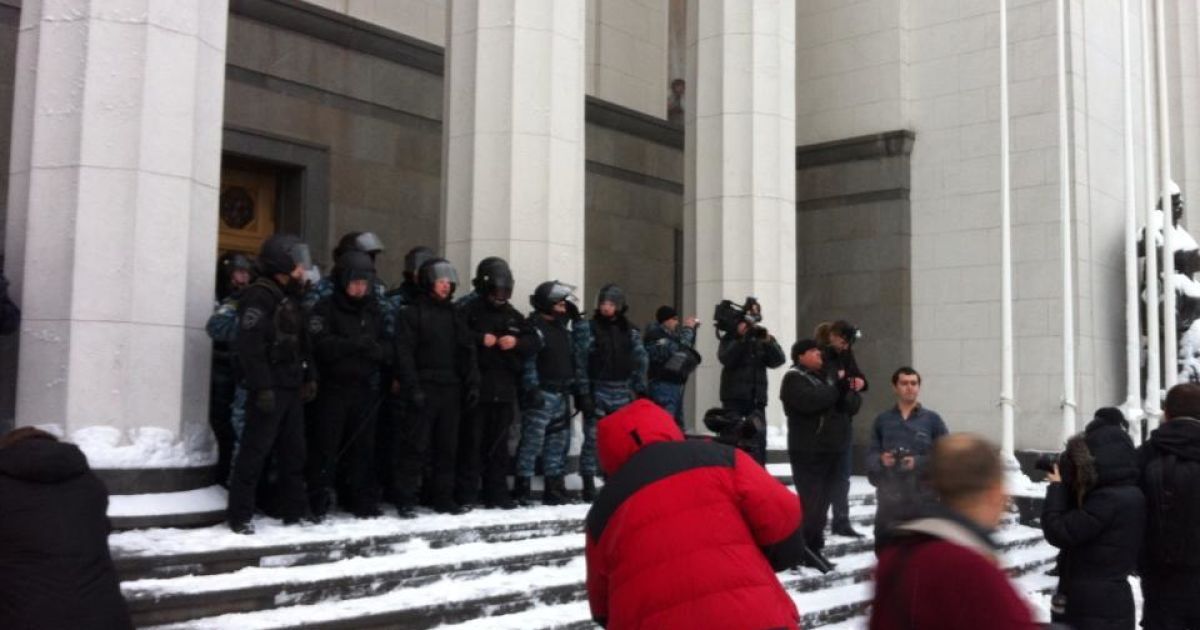 Свободівці знесли паркан навколо Ради / © http://www.facebook.com/oleksandr.aronets
