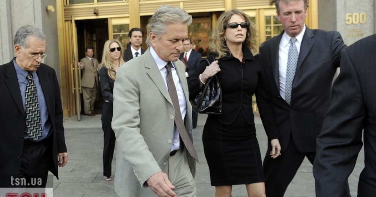 Майкл Дуглас та його перша дружина Діандра Люкер після суду над сином