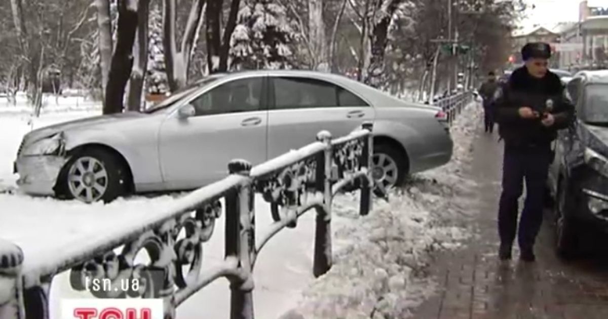 Невідомий водій "підрізав" Мерседес депутата