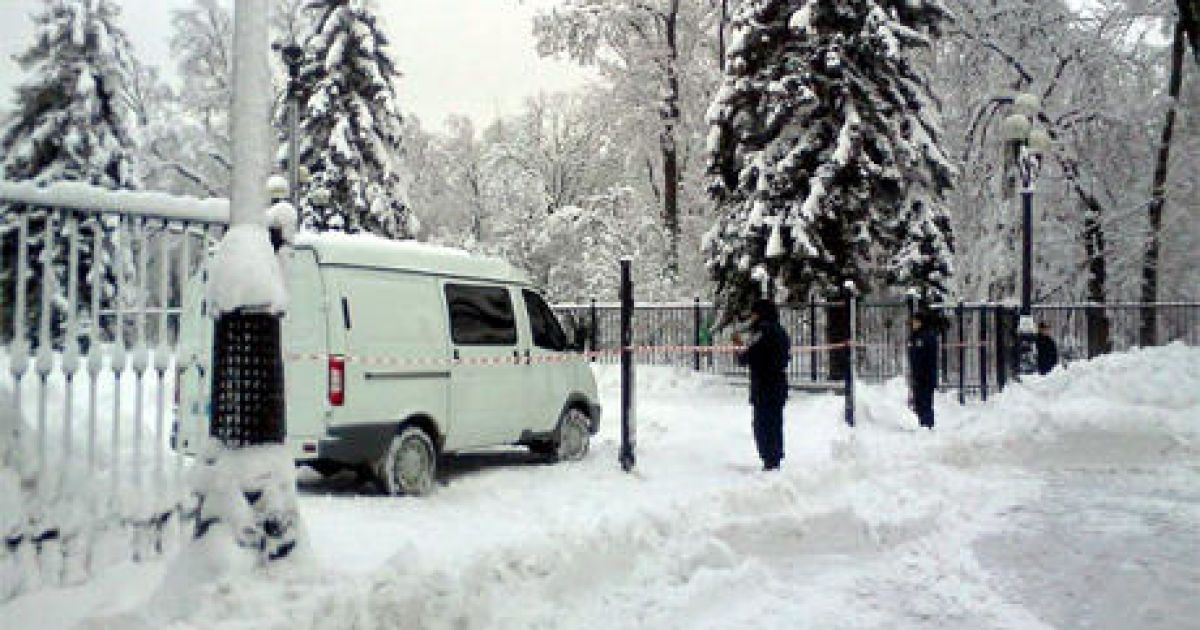 Навколо спиляного забору вартує охорона