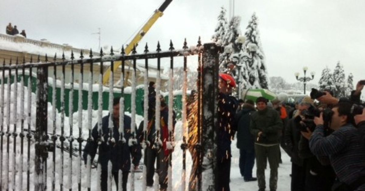 Свободівці знесли паркан навколо Ради / © http://www.facebook.com/oleksandr.aronets