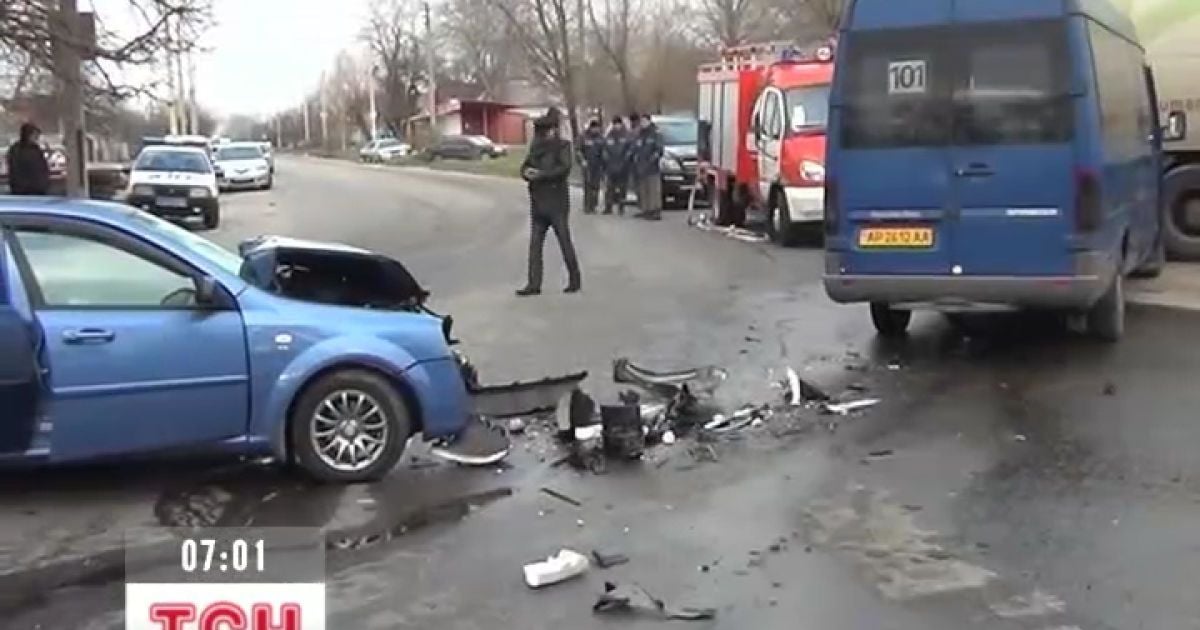 Повний п'яних людей легковик врізався у маршрутку