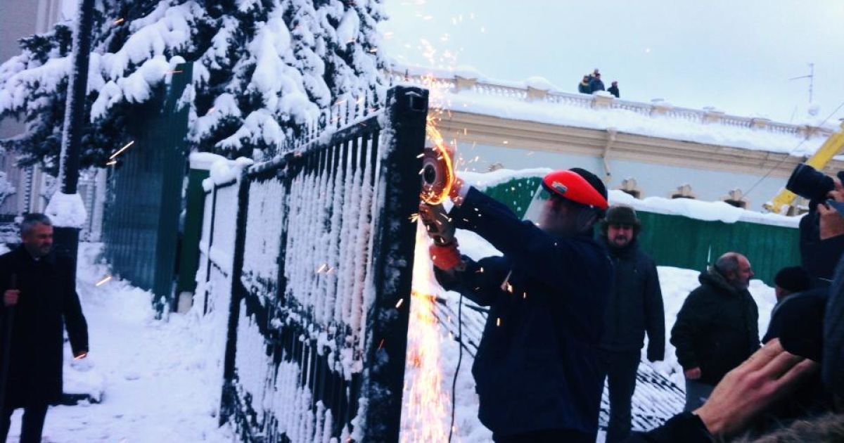 Свободівці знесли паркан навколо Ради / © http://www.facebook.com/oleksandr.aronets