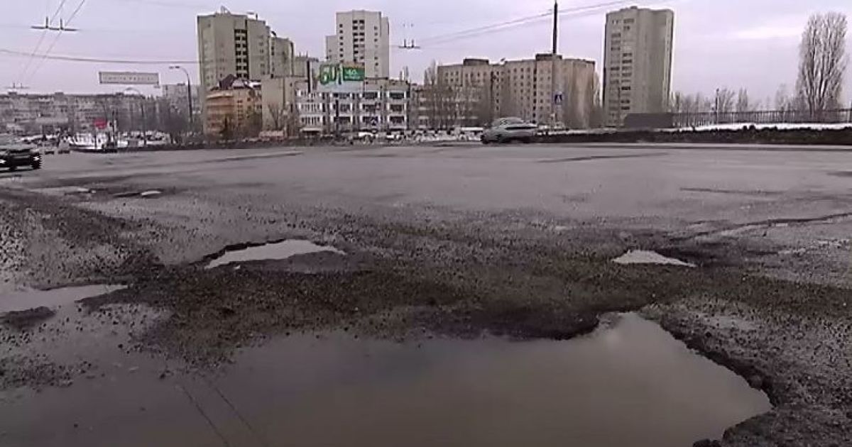 На київських дорогах - величезні канави