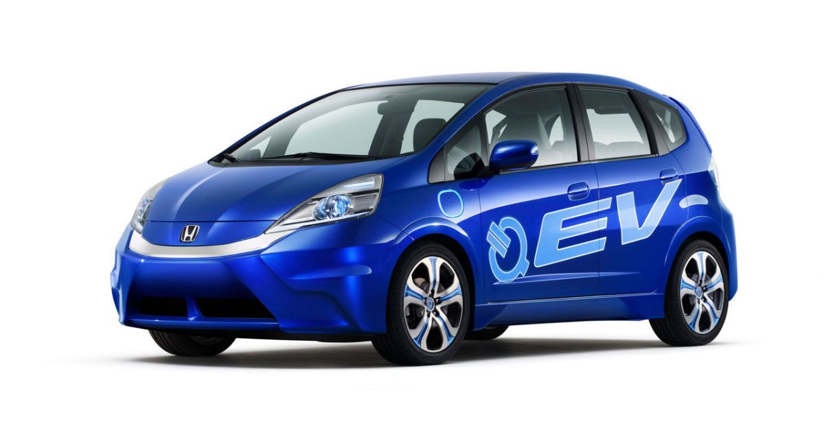 У номінації "Електрична ера" першою стала Honda зі своїм електромобілем Fit EV. / © АвтоВести