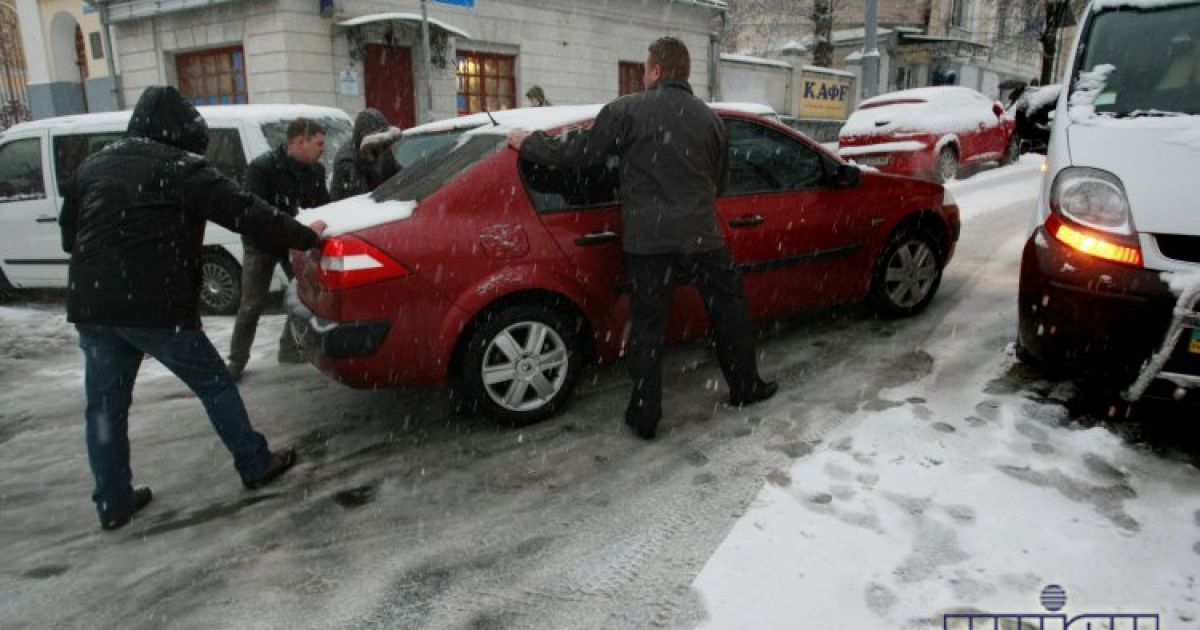 Припарковані авто будуть забирати евакуатори