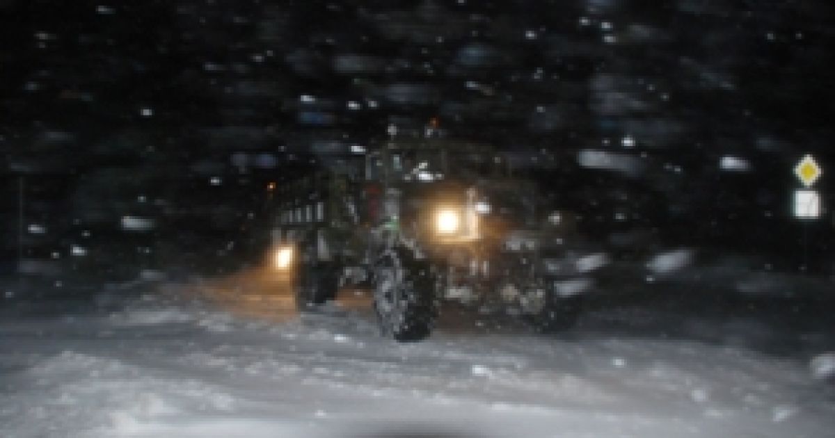 У пасажирів двох міжнародних автобусів закінчилось паливо, вода та їжа