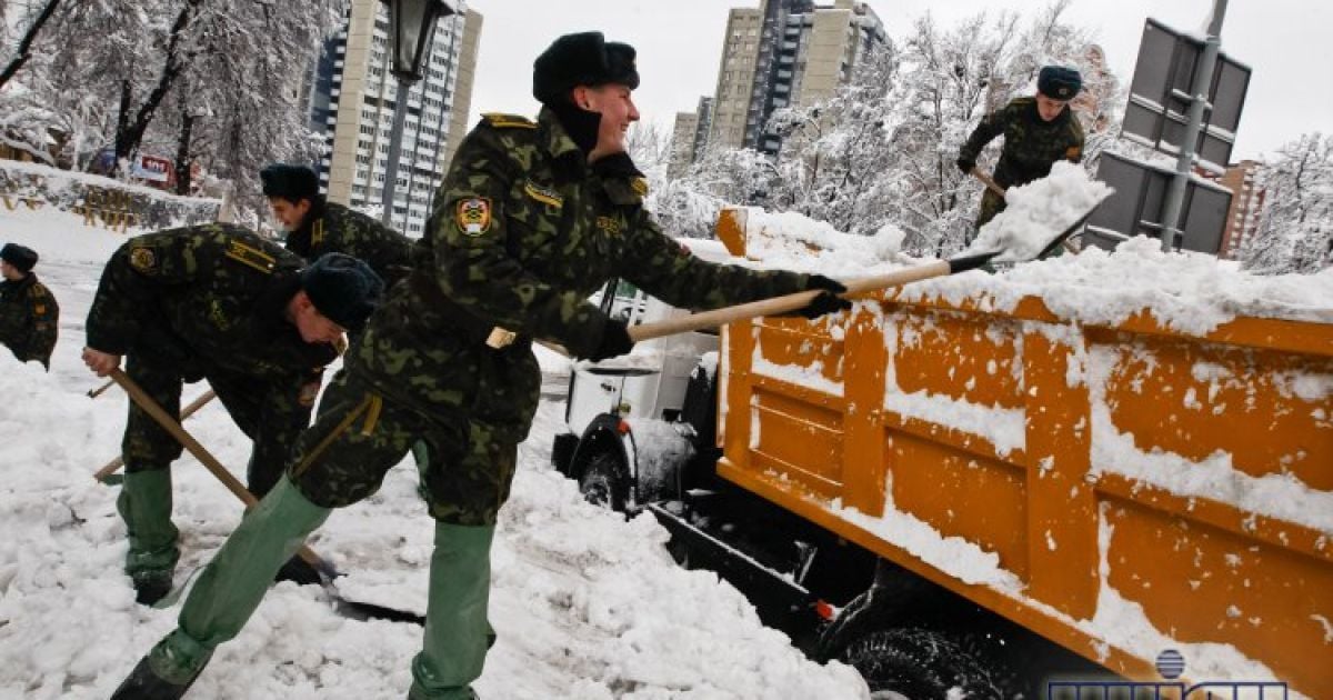 Армію і міліцію радять озброїти ломами та лопатами й вигнати прибирати лід