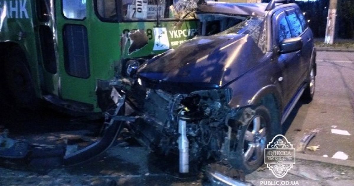 Водій Mitsubishi розтрощив свій джип об тролейбус