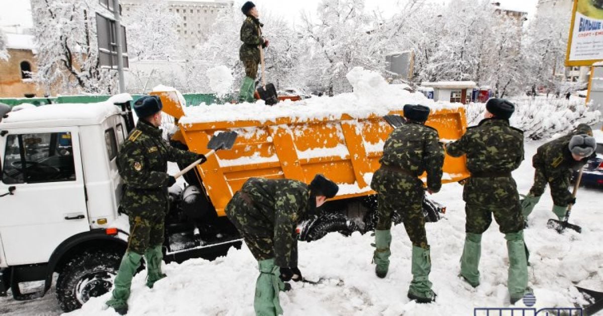 Прибирання снігу у Києві критикується екологами