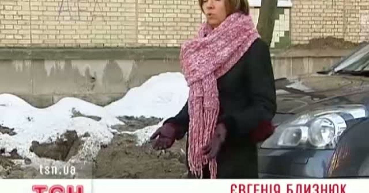 У київському дворі ніяк не можуть зарити яму
