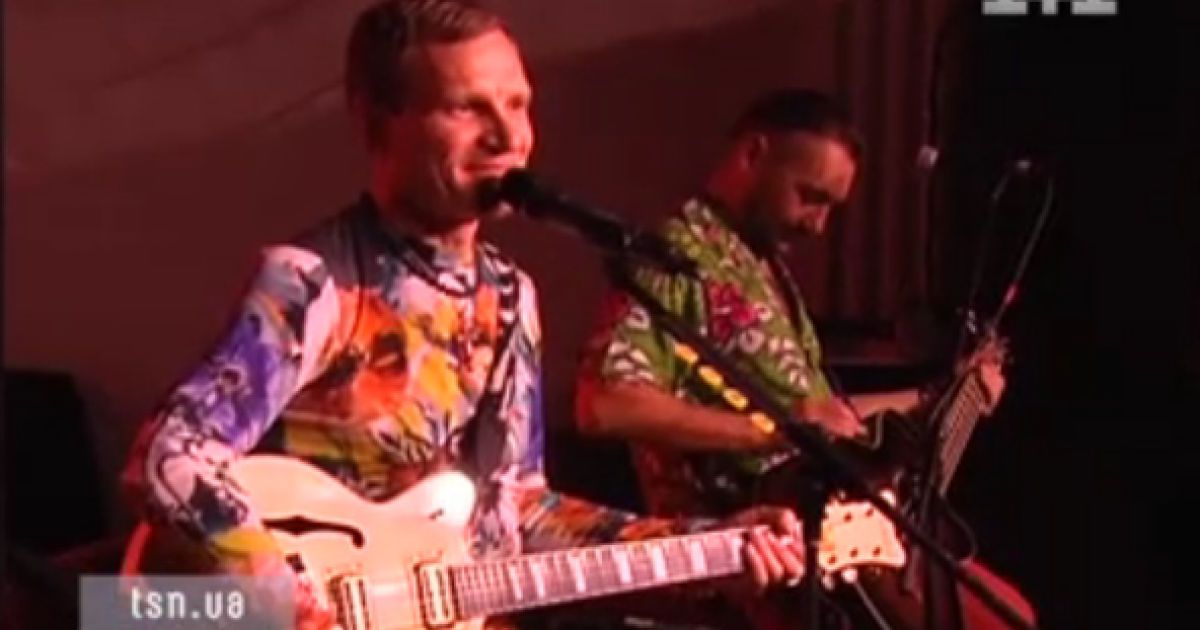 На невеличкій площі нічного клубу зібралися найпалкіші фанати