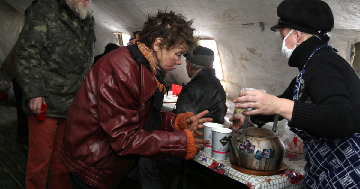 Донецьких бомжів нагодували у тимчасовому наметі