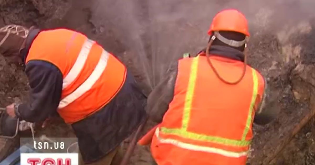 У столиці дитина впала в провалля з окропом