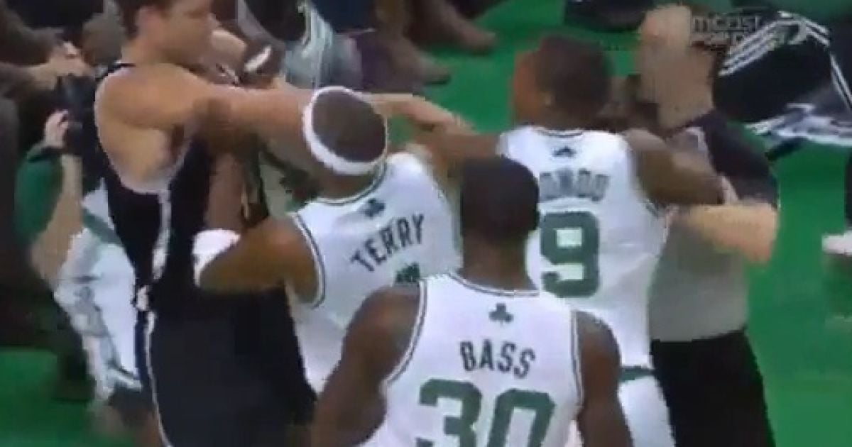 Баскетболісти вирішили з'ясувати відносини кулаками