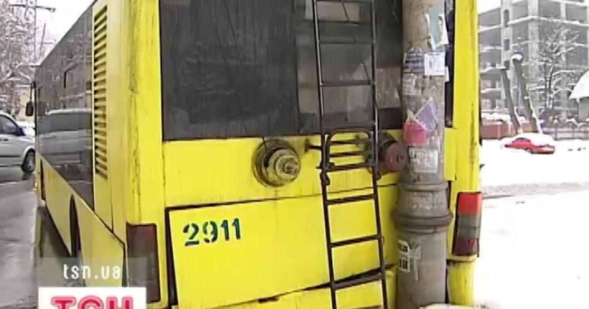 Від потужного удару корпус тролейбуса тріснув