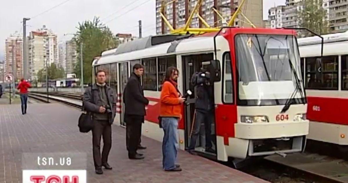 Мешканці Троєщини ігнорують новий трамвай та скаржаться на відсутність переходів