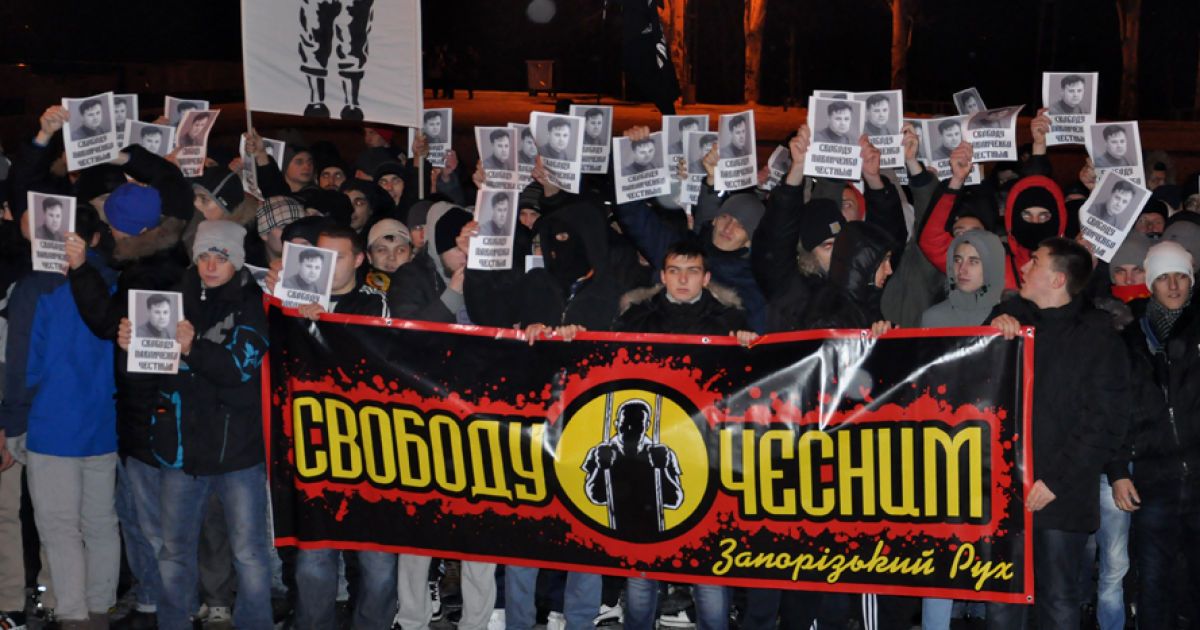 Фанати вимагають звільнити Паліченків