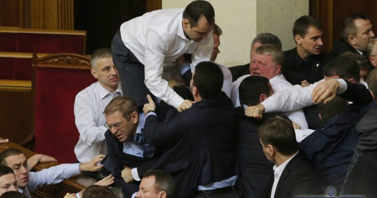 Опозиційні депутати заблокували трибуну