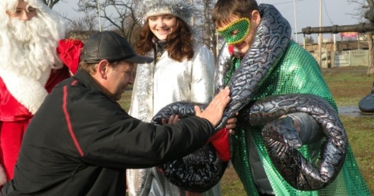 Даішники в костюмах Діда Мороза, Снігуроньки та Змії вітали водіїв
