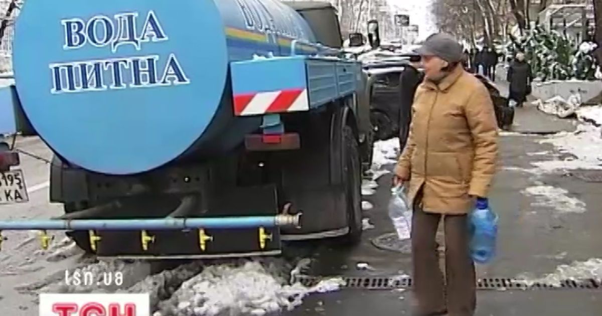Мешканці будинку в центрі Києва вже два дні живуть без холодної та гарячої води