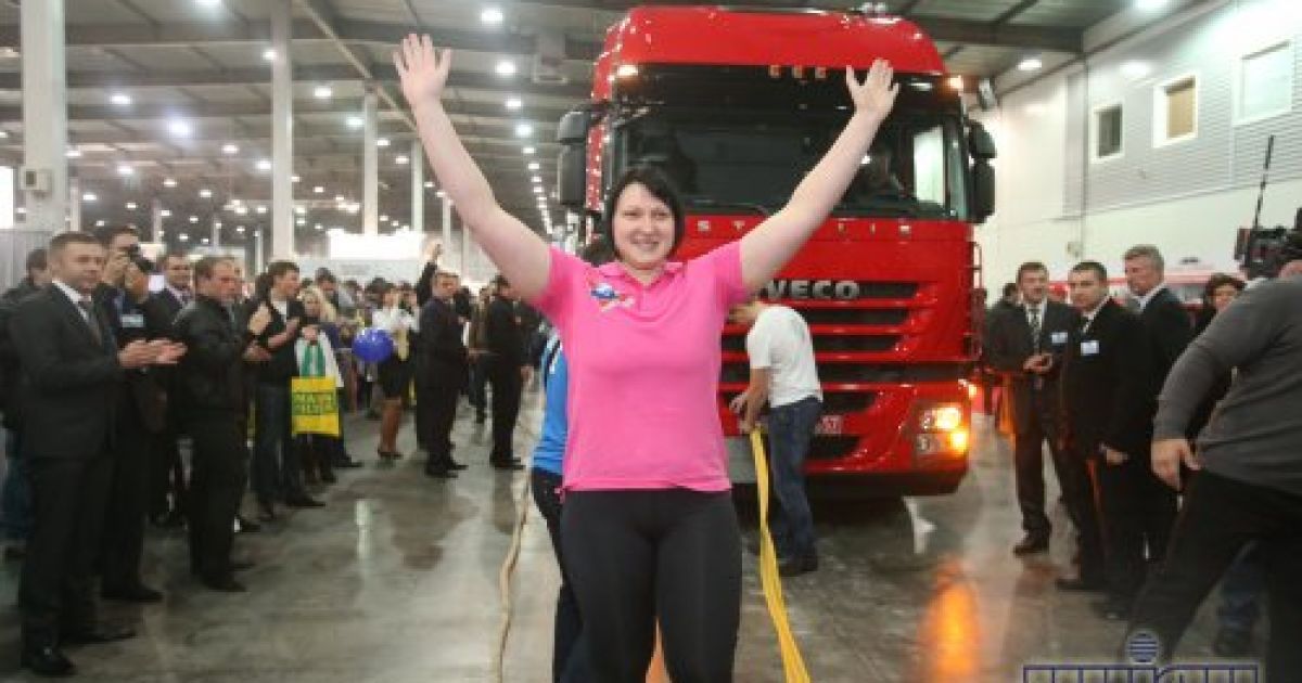 Українка встановила рекорд, протягнувши 2 вантажівки. / © Униан