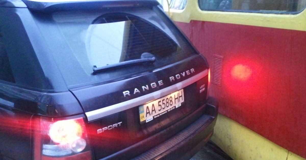Range Rover перекрив трамвайний рух на Подолі