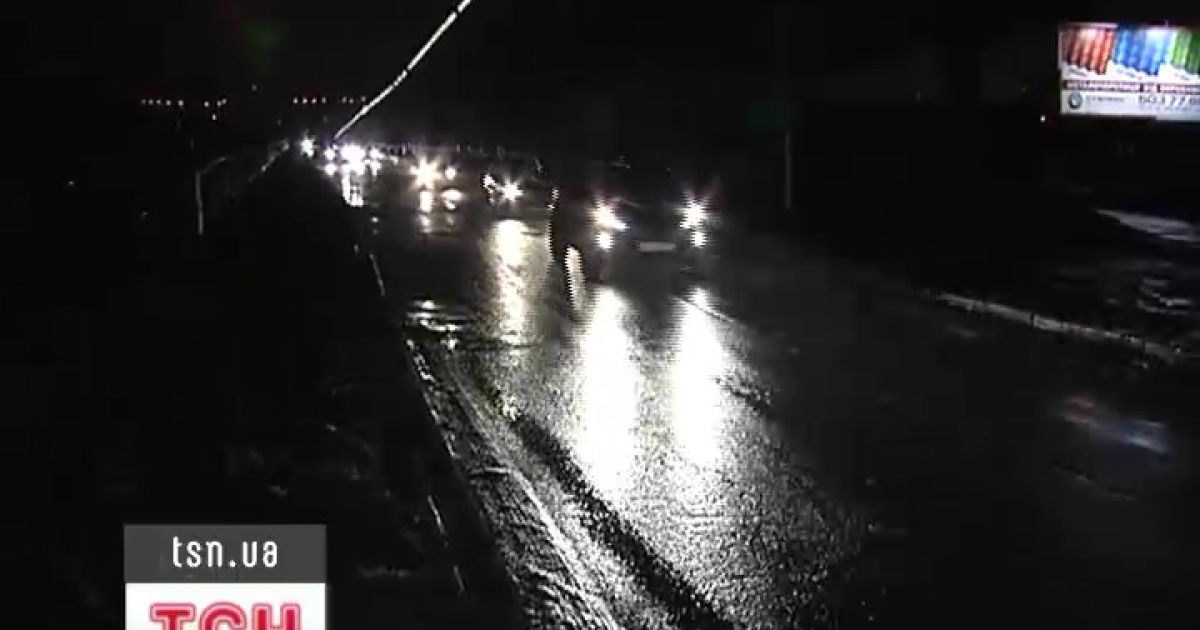 Водії втрачають колеса на мосту "Метро" у Києві