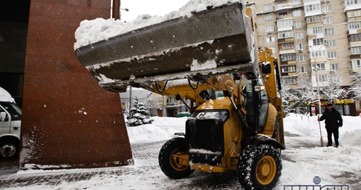 Кияни скаржаться, що тротуари комунальники не чистять від снігу