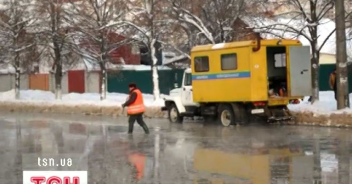 Через прорив кияни побачили перед будинками величезну ковзанку