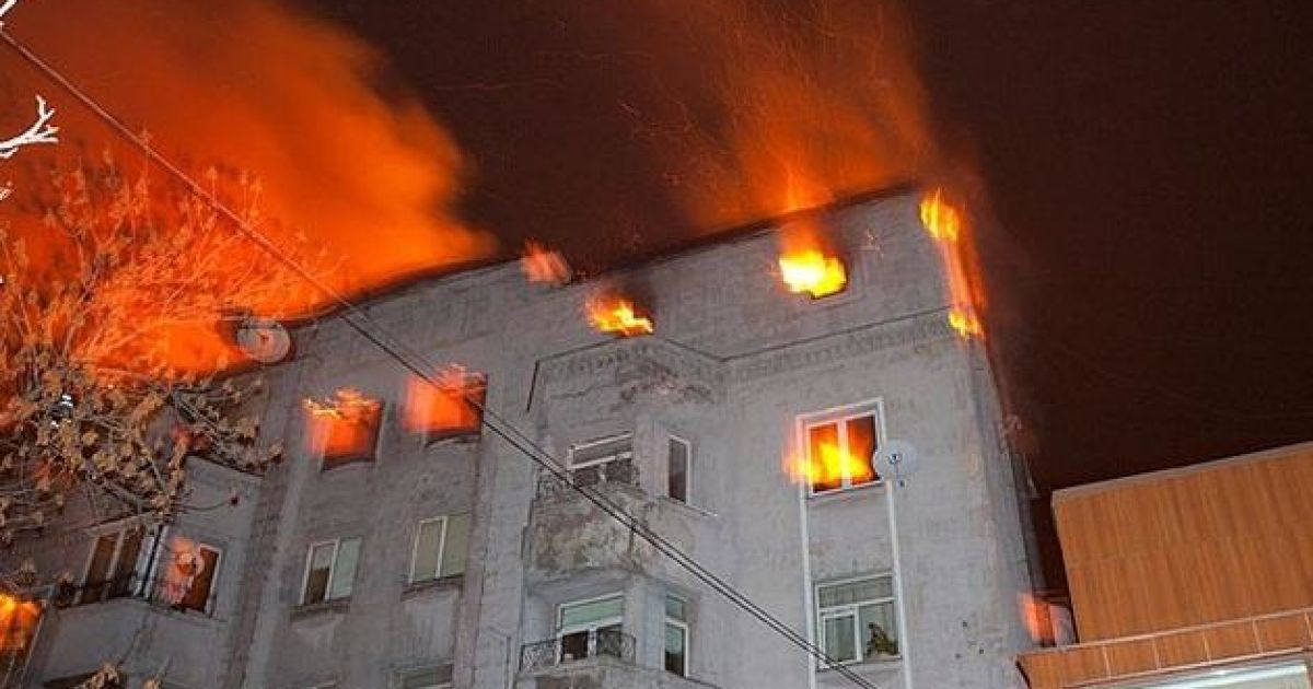Верхні поверхи будівлі згоріли ущент