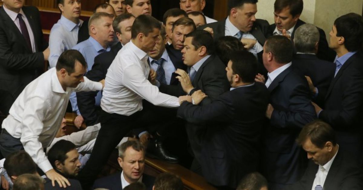 Серед травм народних обранців під час бійок у парламенті: зламані пальці, покусані руки та синці