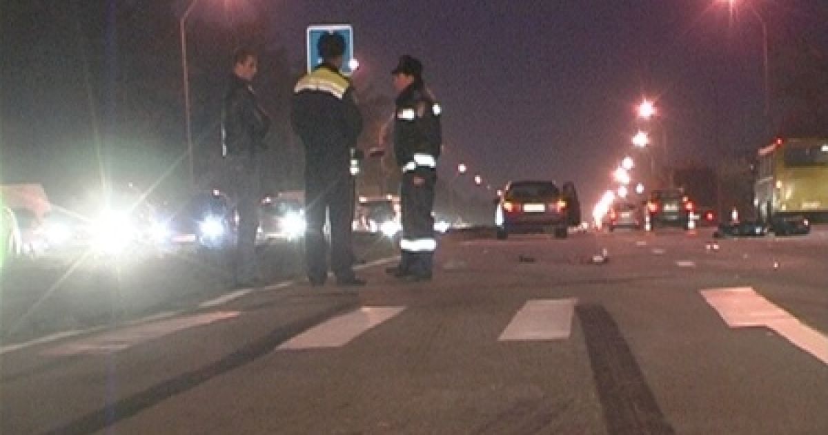 Водій не зміг вчасно розгледіти, що на дорозі лежить людина