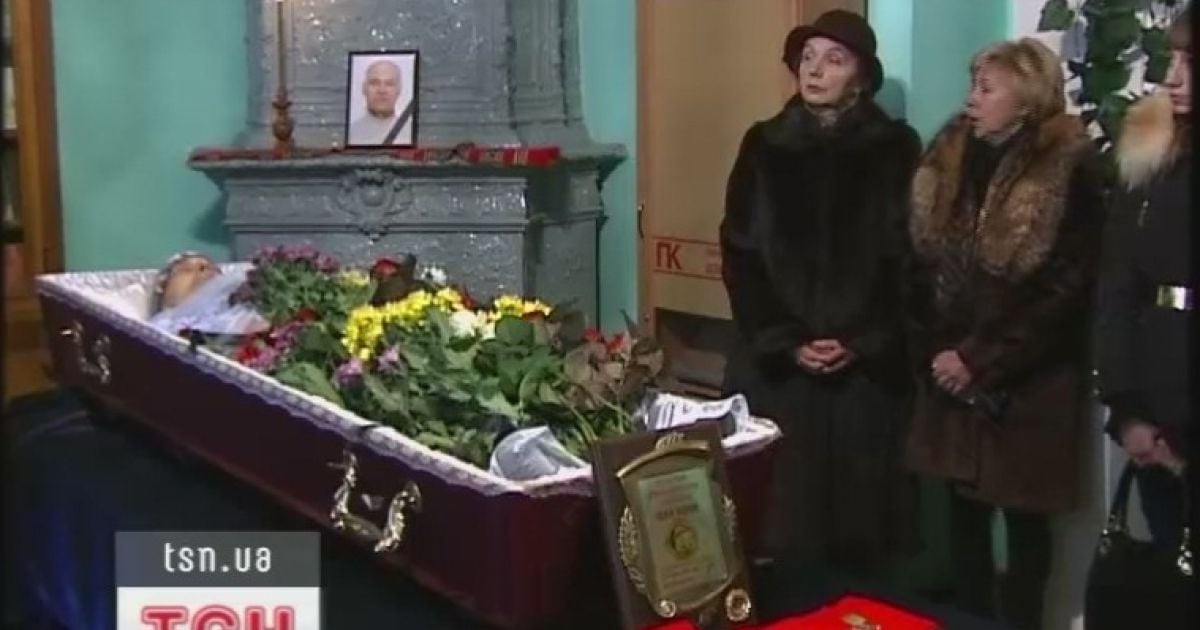 Поховали письменника поруч з дружиною