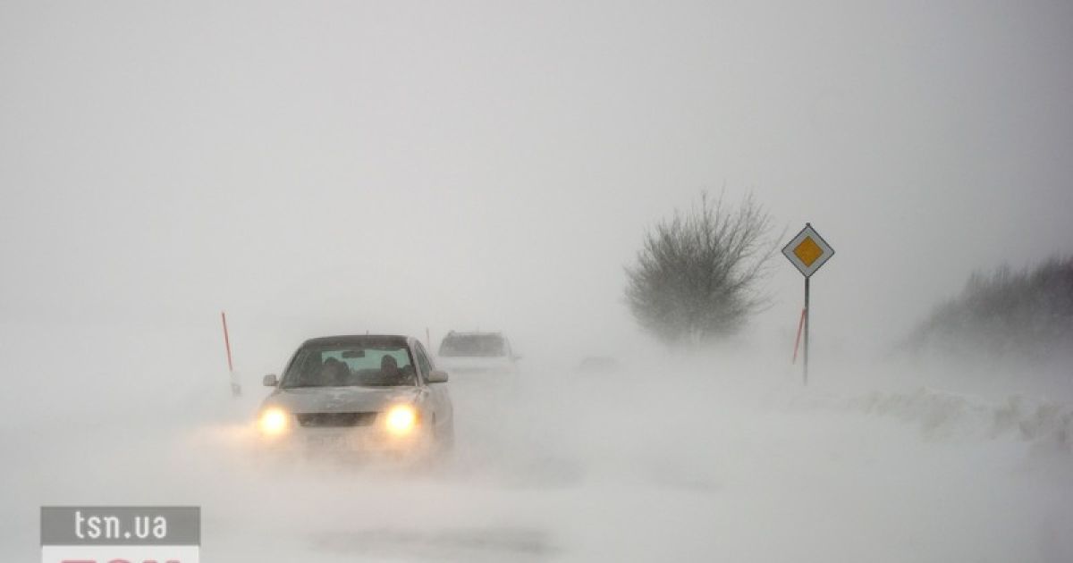 Машини не можуть проїхати по засніжених дорогах