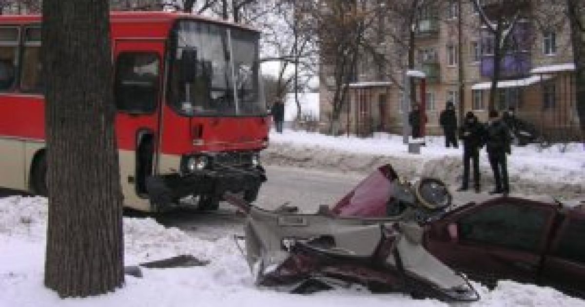 Опель понесло на автобус через літню гуму