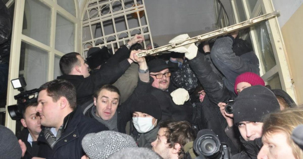 Біля Гостинного двору побилися депутати / © facebook.com/alex.zakletsky