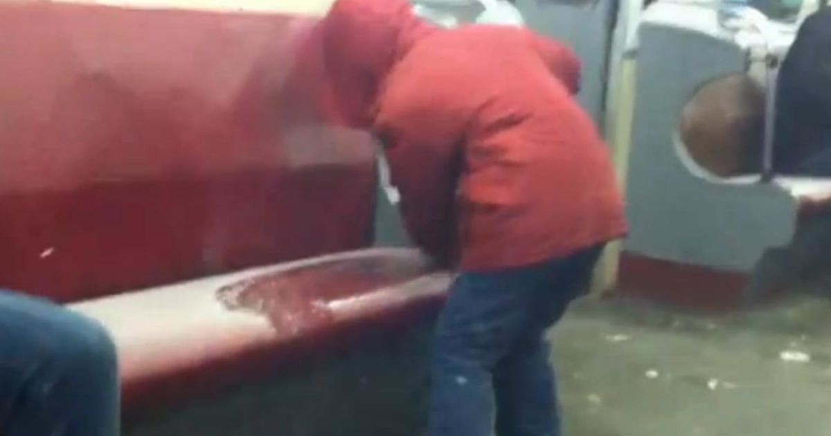 У київському метро пішов рясний снігопад
