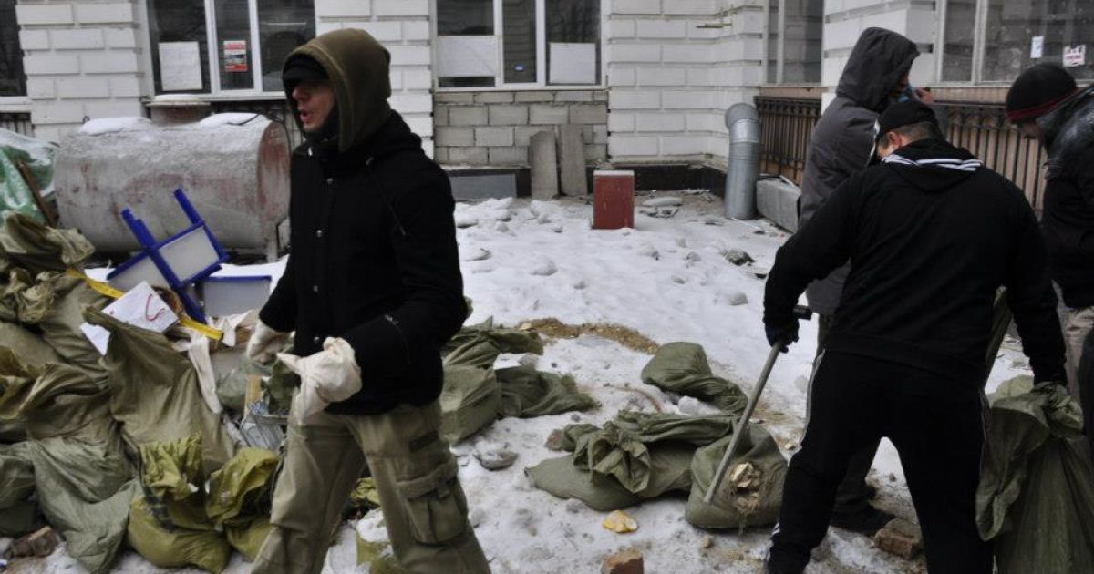 Біля Гостинного двору побилися депутати / © facebook.com/alex.zakletsky