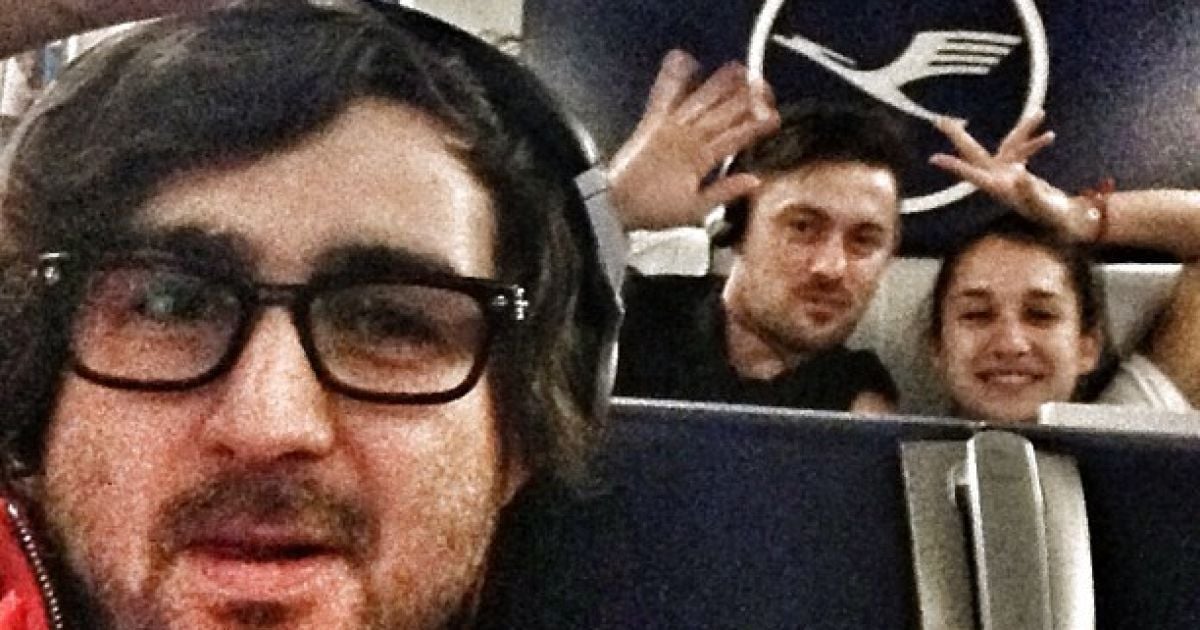 Артем з найкращими друзями полетів відпочивати