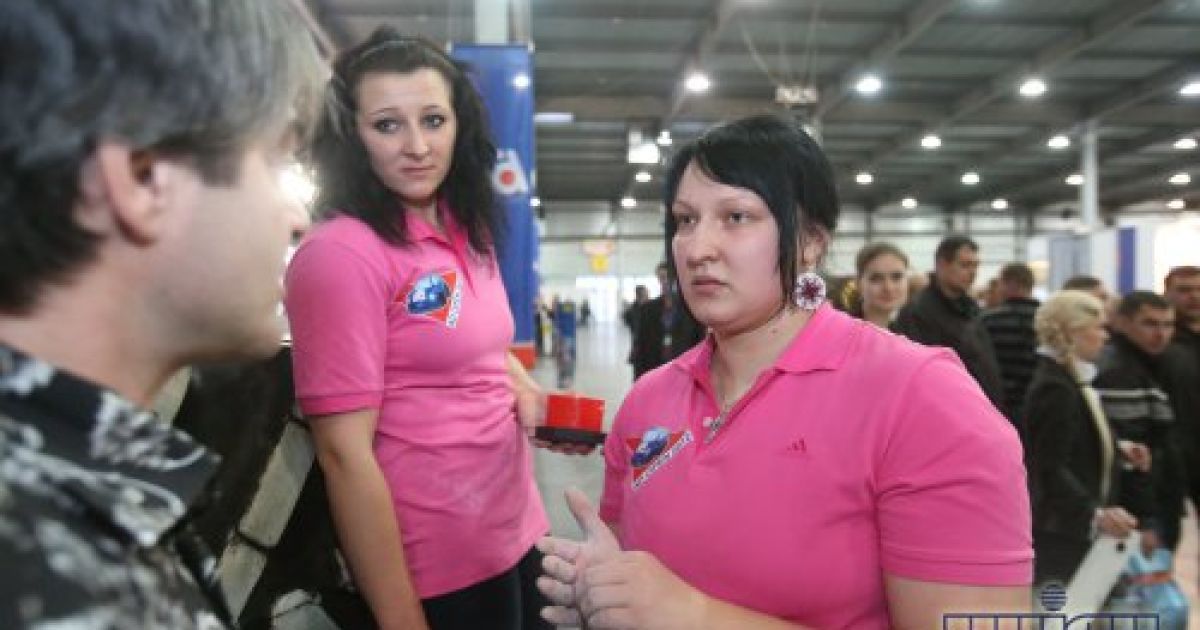 Українка встановила рекорд, протягнувши 2 вантажівки. / © Униан