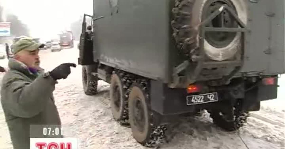 Через велику кількість снігу на об&#039;їзній дорозі застрягла сотня автівок