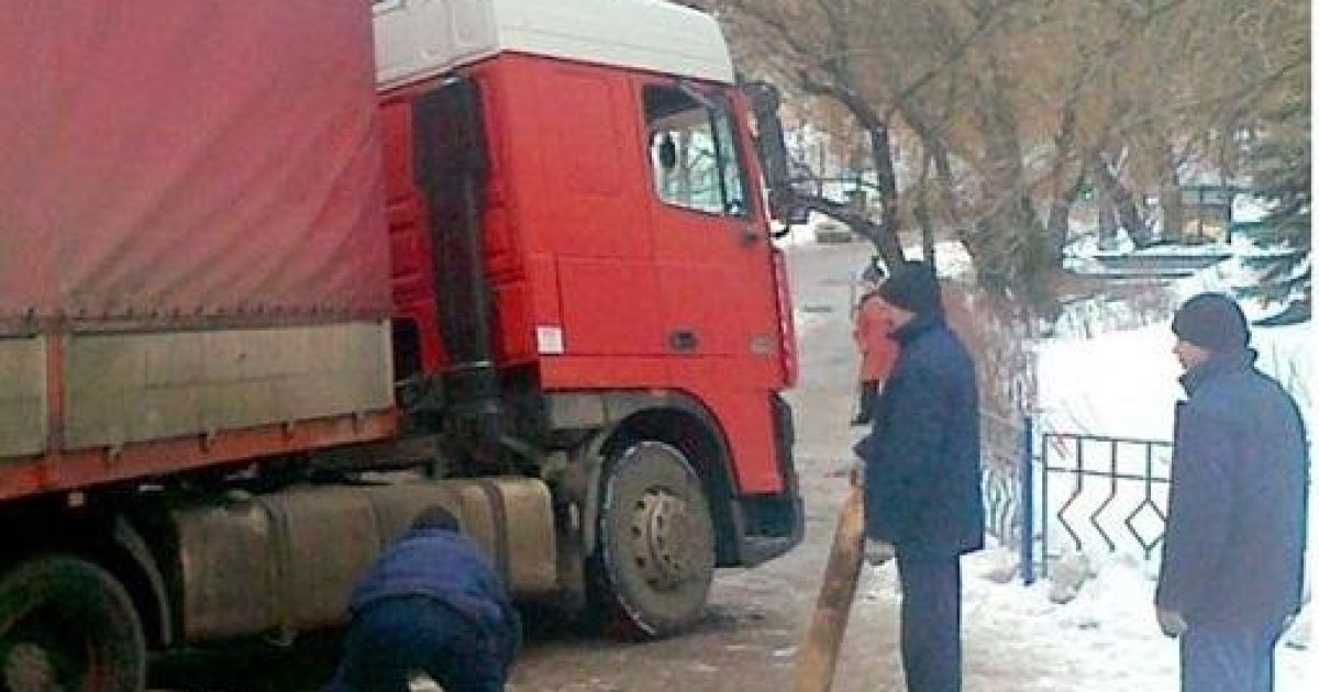 Біля столичного заводу авто провалилося під асфальт