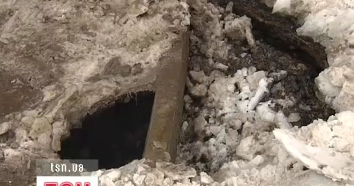 Поки водій чекав на допомогу, поряд утворилося ще кілька провалів