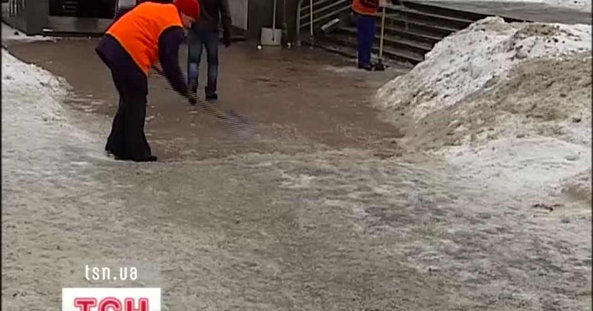 Кияни продовжують падати через ожеледицю на дорогах