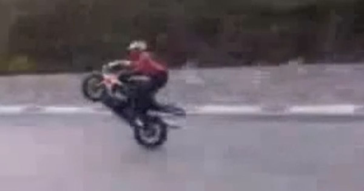 Даішник ганяв на величезній швидкості по трасі. Скріншот з відео