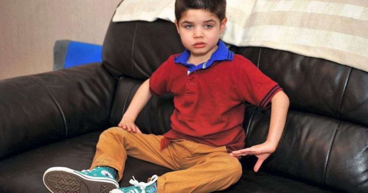 Хлопчик їсть все підряд.