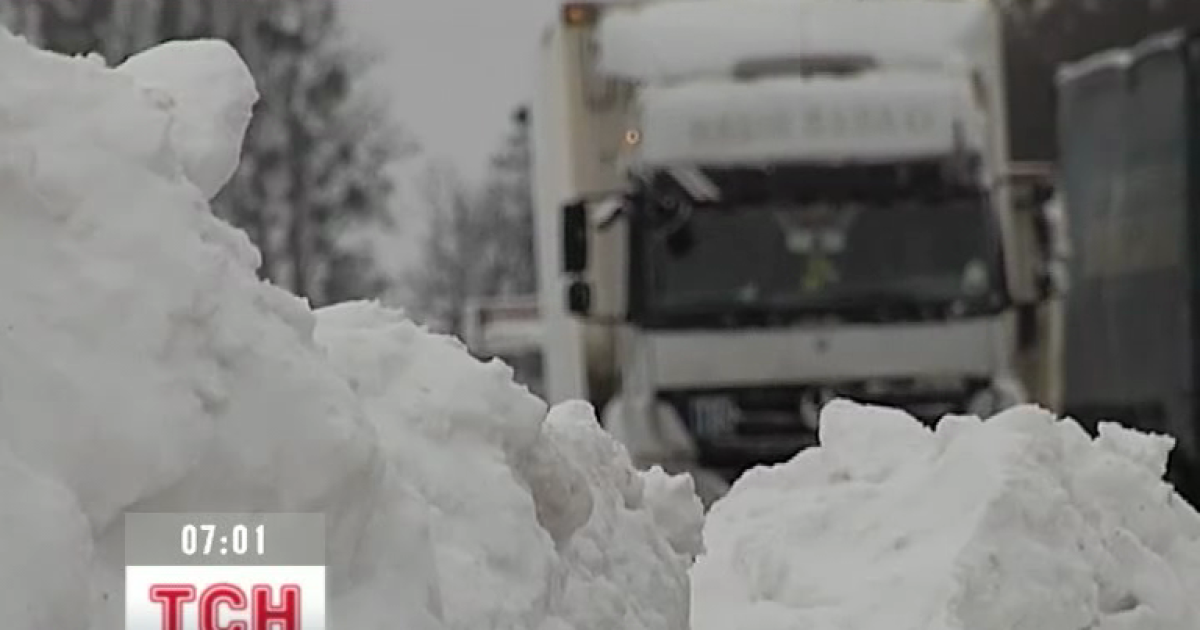 Хоча великі траси розблокували, до десятків сіл досі не можна дістатись