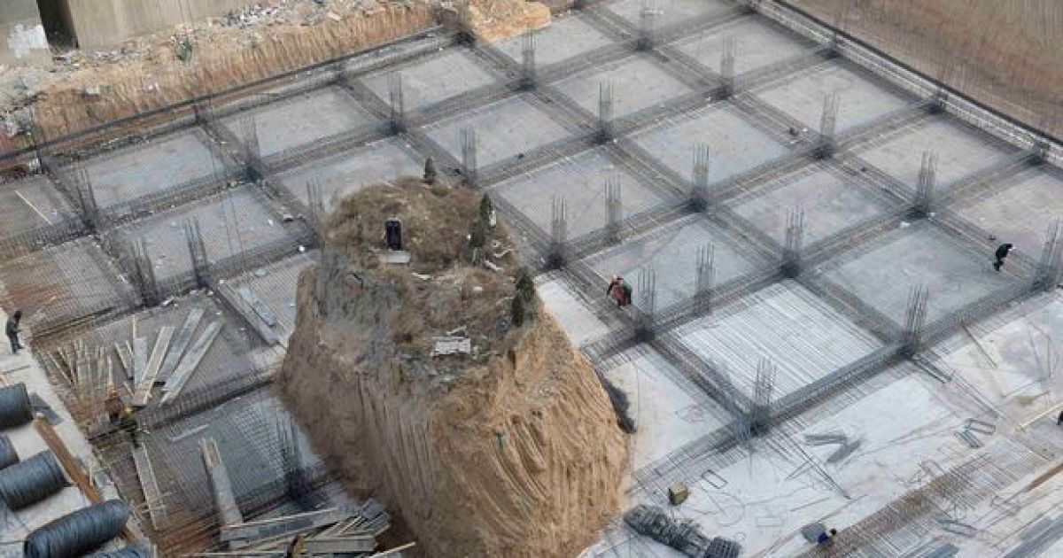 Могила опинилася на даху хмарочоса.
