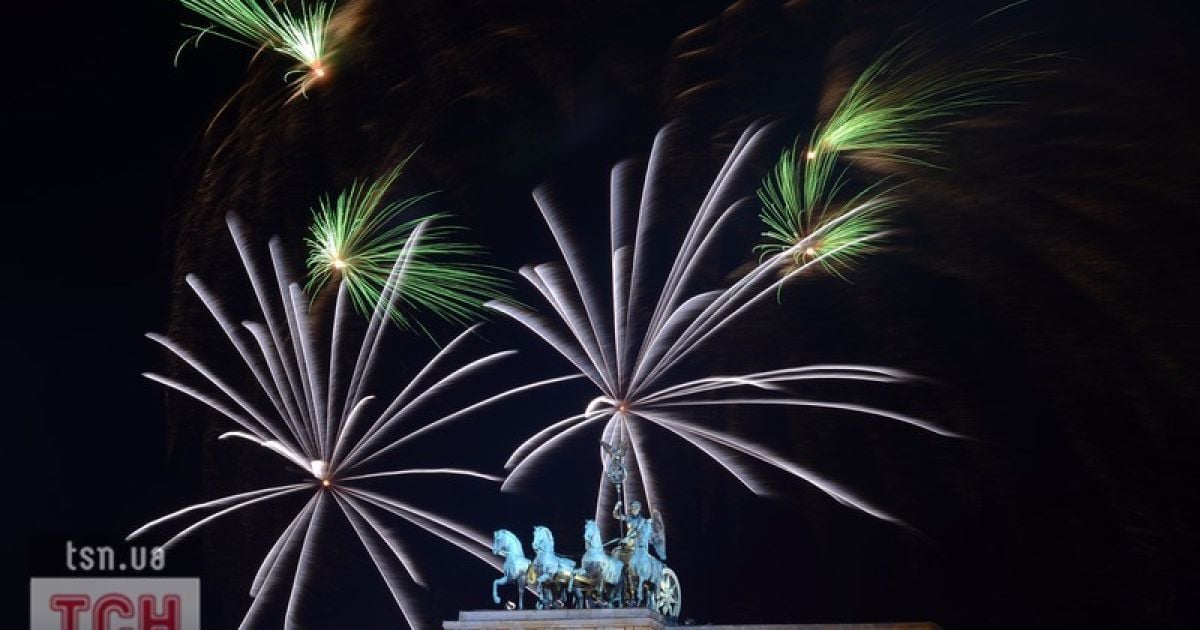 Європа запалила святкові вогні / © Фото EPA/UPG